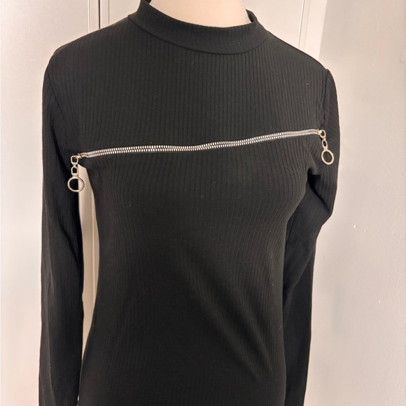 Black Ribbed Top with Zipper Detail - Picture 4 of 12